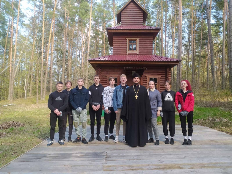 Благоустройство вокруг часовни в честь иконы Божией Матери «Табынская» на горе Колпак осуществили ребята из Петриковского БРСМ