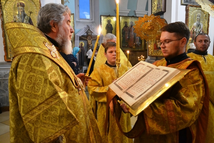 Вечернее Богослужение с чтением Акафиста Пресвятой Богородице