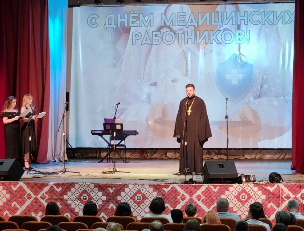 Священнослужитель поздравил работников здравоохранения с профессиональным праздником в городе Ельске
