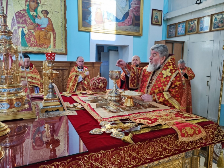 В субботу седмицы 4-й по Пасхе в кафедральном соборе г. Мозыря епископ Леонид совершил Литургию за тяжело болящих