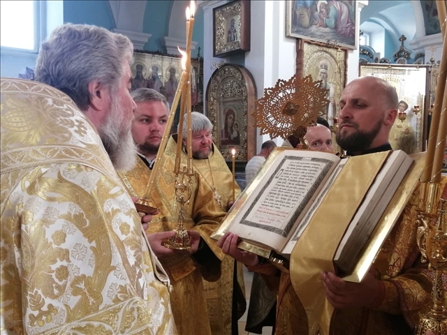 В канун Недели 1-й по Пятидесятнице и праздника Всех святых правящий архиерей совершил Всенощное бдение в кафедральном соборе г. Мозыря