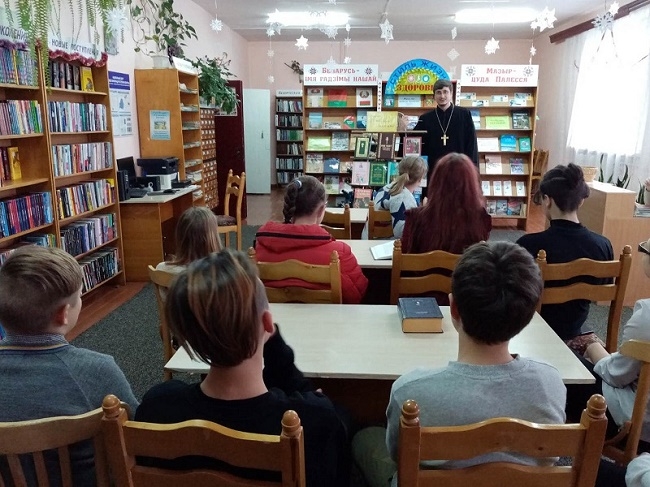 В библиотеке-филиале №2 г. Мозыря состоялась очередная встреча со священнослужителем