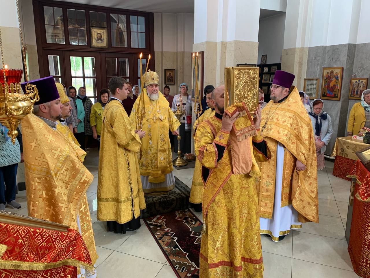 В день памяти Собора Белорусских святых правящий архиерей возглавил Литургию по случаю престольного праздника храма в поселке Криничный