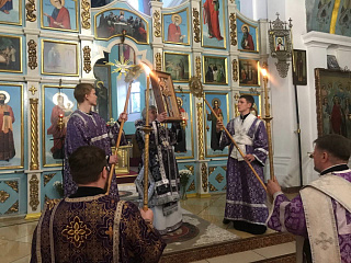 В канун Недели Крестопоклонной правящий архиерей совершил Всенощное бдение с чином выноса Честного и Животворящего Креста Господня в кафедральном соборе г. Мозыря