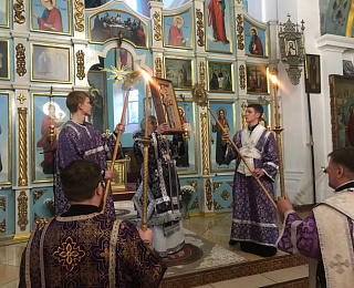 В канун Недели Крестопоклонной правящий архиерей совершил Всенощное бдение с чином выноса Честного и Животворящего Креста Господня в кафедральном соборе г. Мозыря