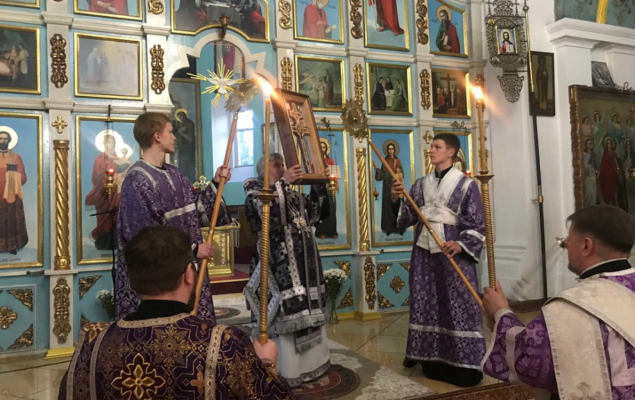 В канун Недели Крестопоклонной правящий архиерей совершил Всенощное бдение с чином выноса Честного и Животворящего Креста Господня в кафедральном соборе г. Мозыря