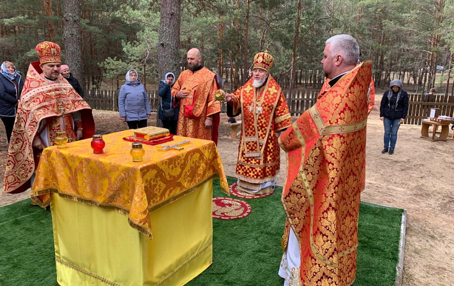 В Неделю 2-ю по Пасхе епископ Леонид совершил Литургию в отселенной деревне Дерновичи Наровлянского района