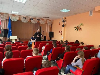 Священнослужитель рассказал о ценностях жизни учащимся средней школы №2 г. Наровли