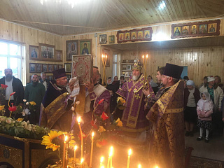 В день попразднства Воздвижения Креста Господня правящий архиерей возглавил Литургию в Успенском храме д. Милошевичи Лельчицкого района