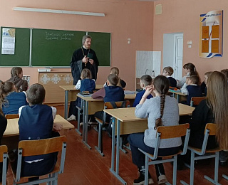 Тему христианских семейных традиций обсудил священник с учащимися Лясковичской школы