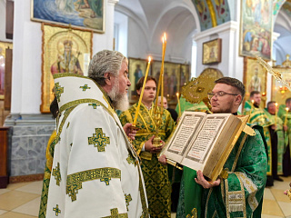 В канун дня памяти своего небесного покровителя епископ Леонид совершил Всенощное бдение в кафедральном соборе святого Архангела Михаила в г. Мозыре