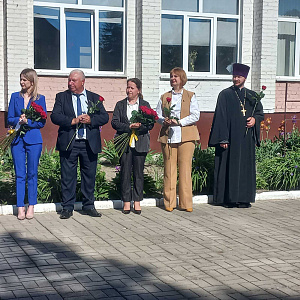 В Слободской средней школе священнослужитель принял участие в торжественной линейке, посвященной окончанию учебного года