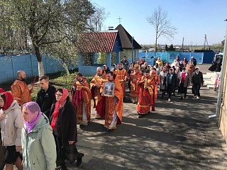 В пятницу Светлой седмицы и день памяти иконы Божией Матери «Живоносный Источник» епископ Леонид совершил Литургию в Хойникской обители