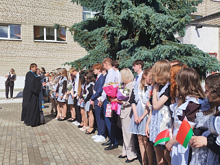 Иерей Сергий Карпович поздравил выпускников Калинковичской гимназии
