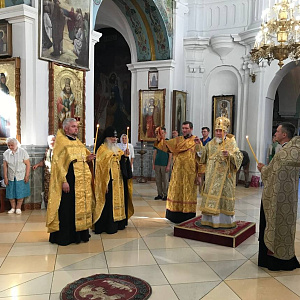 В канун Недели 7-й по Пятидесятнице епископ Леонид совершил всенощное бдение в кафедральном соборе