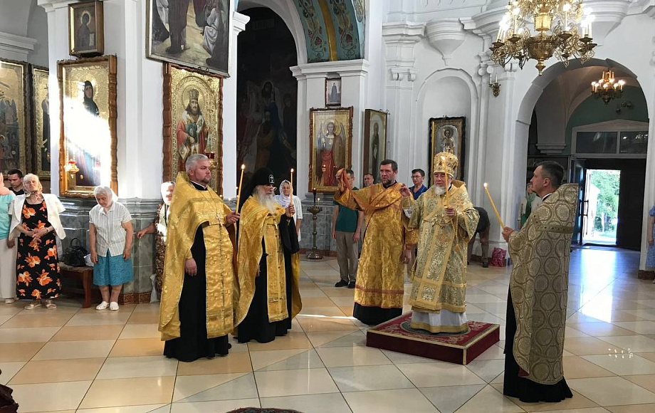 В канун Недели 7-й по Пятидесятнице епископ Леонид совершил всенощное бдение в кафедральном соборе