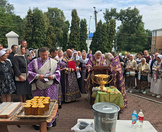 В день Происхождения (изнесения) Честных Древ Животворящего Креста Господня епископ Леонид совершил Литургию в кафедральном соборе города Мозыря