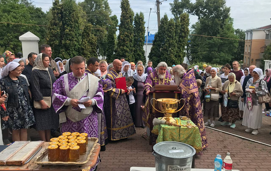 В день Происхождения (изнесения) Честных Древ Животворящего Креста Господня епископ Леонид совершил Литургию в кафедральном соборе города Мозыря