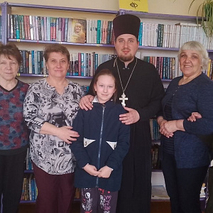 В Хойникской районной библиотеке прошла встреча со священником