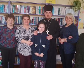 В Хойникской районной библиотеке прошла встреча со священником