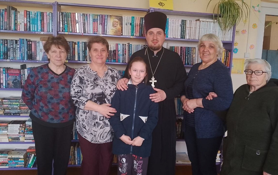 В Хойникской районной библиотеке прошла встреча со священником