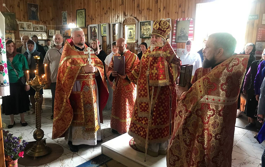 В Неделю о слепом епископ Леонид совершил Литургию в Вознесенском храме г. п. Комарин Брагинского района