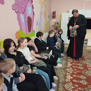 В дни пасхальных праздников священнослужитель совместно с учащимися гимназии посетил Калинковичский социально-педагогический центр