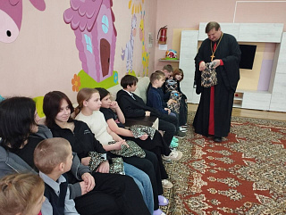 В дни пасхальных праздников священнослужитель совместно с учащимися гимназии посетил Калинковичский социально-педагогический центр