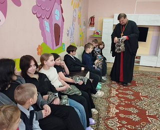 В дни пасхальных праздников священнослужитель совместно с учащимися гимназии посетил Калинковичский социально-педагогический центр