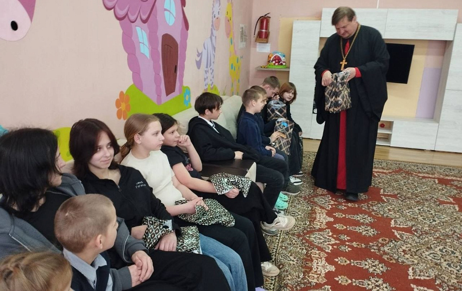 В дни пасхальных праздников священнослужитель совместно с учащимися гимназии посетил Калинковичский социально-педагогический центр