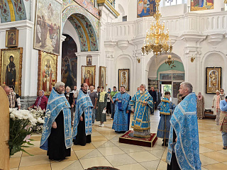 Вечернее Богослужение с чтением Акафиста Пресвятой Богородице