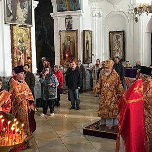 В четверг Светлой седмицы, епископ Леонид совершил Литургию в кафедральном соборе святого Архангела Михаила в городе Мозыре