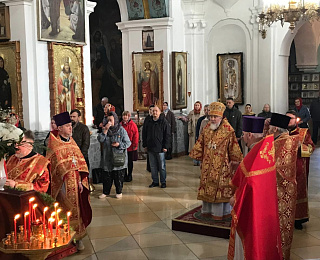 В четверг Светлой седмицы, епископ Леонид совершил Литургию в кафедральном соборе святого Архангела Михаила в городе Мозыре