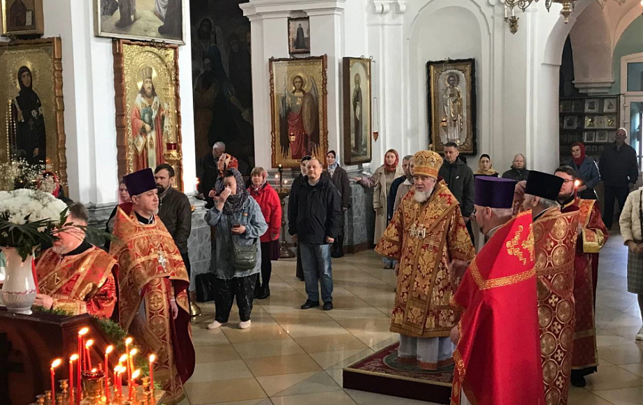 В четверг Светлой седмицы, епископ Леонид совершил Литургию в кафедральном соборе святого Архангела Михаила в городе Мозыре