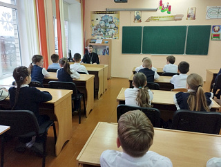 Священник провел беседу со школьниками 4-го класса Гимназии города Калинковичи