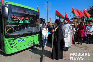 Епископ Туровский и Мозырский Леонид совершил чин освящения новых автобусов, пополнивших автобусный парк № 2 города Мозыря