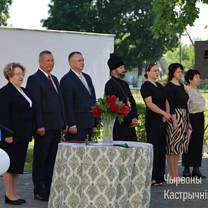 В г. п. Октябрьский священнослужитель принял участие в торжественной линейке, посвященной окончанию учебного года