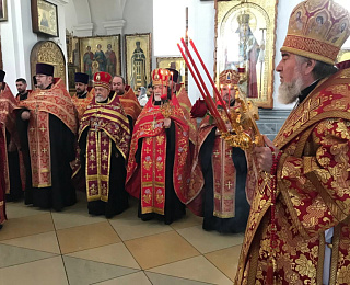В пятницу Светлой седмицы соборным служением духовенства епархии была совершена Пасхальная вечерня и утреня