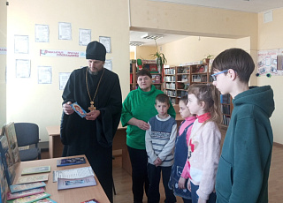 В сельской библиотеке священник беседовал о православной книге
