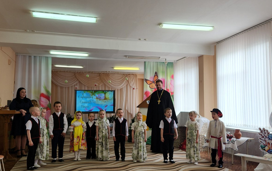 Протоиерей Георгий Пиголь посетил пасхальный утренник в детском саду №1 г. Ельска