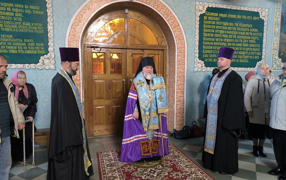 В канун праздника Покрова Пресвятой Богородицы правящий архиерей совершил Всенощное бдение в Покровском храме в г. п. Октябрьский