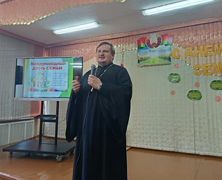 Благочинный Калинковичского округа принял участие в праздничном концерте, посвящённом Дню семьи в средней школе №6 