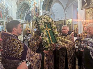 В канун праздника Воздвижения Креста Господня епископ Леонид совершил Всенощное бдение в кафедральном соборе г. Мозыря